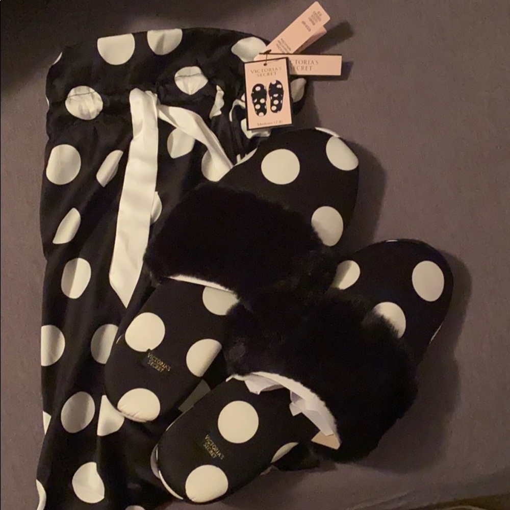 NWT VS Slippers in bag